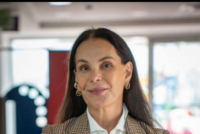 Aos 57 anos, Carolina Ferraz revela trauma com chip da beleza: 'Experiência infeliz'