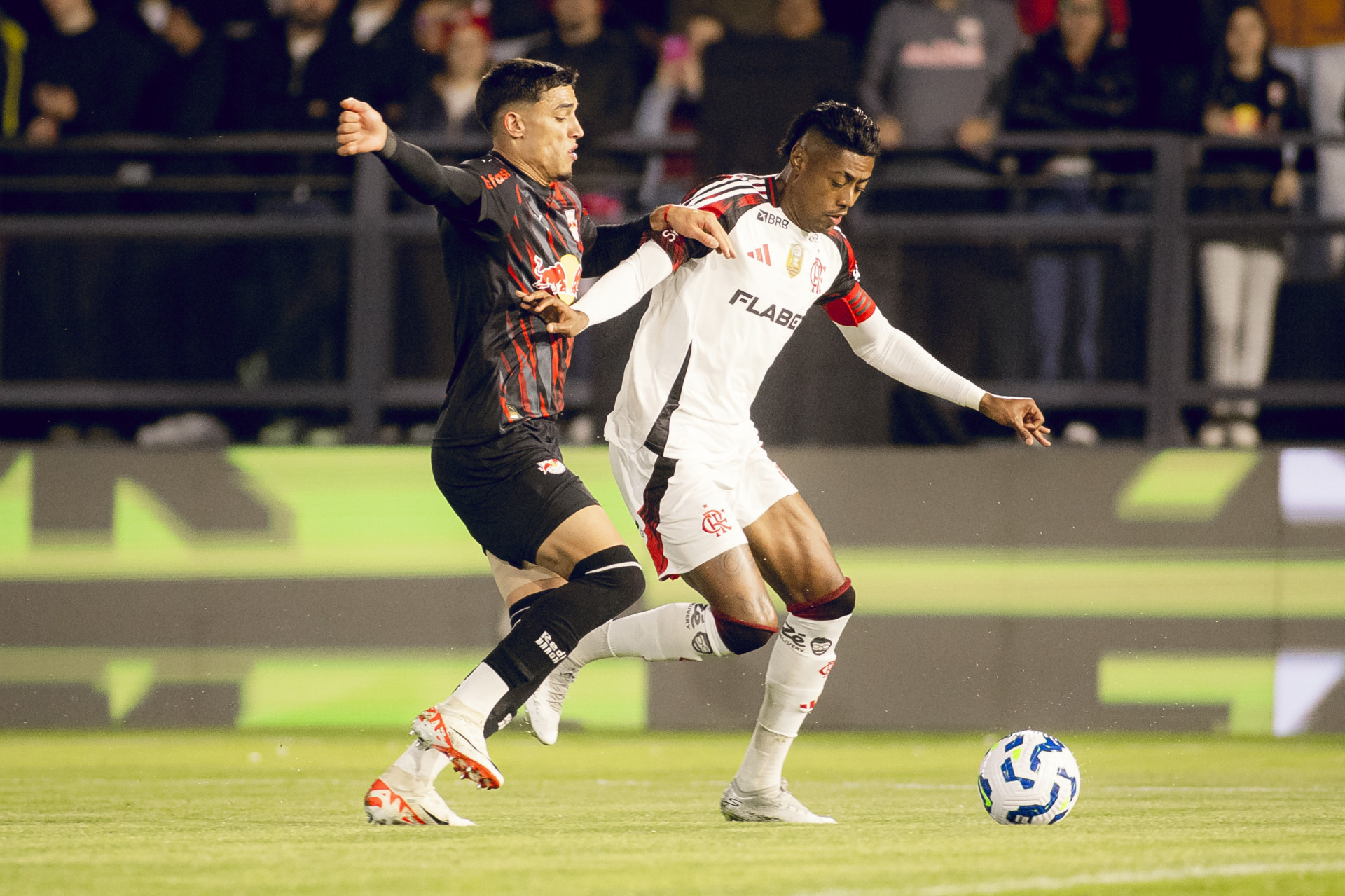 Sempre bem marcado, Bruno Henrique teve dificuldade na frente