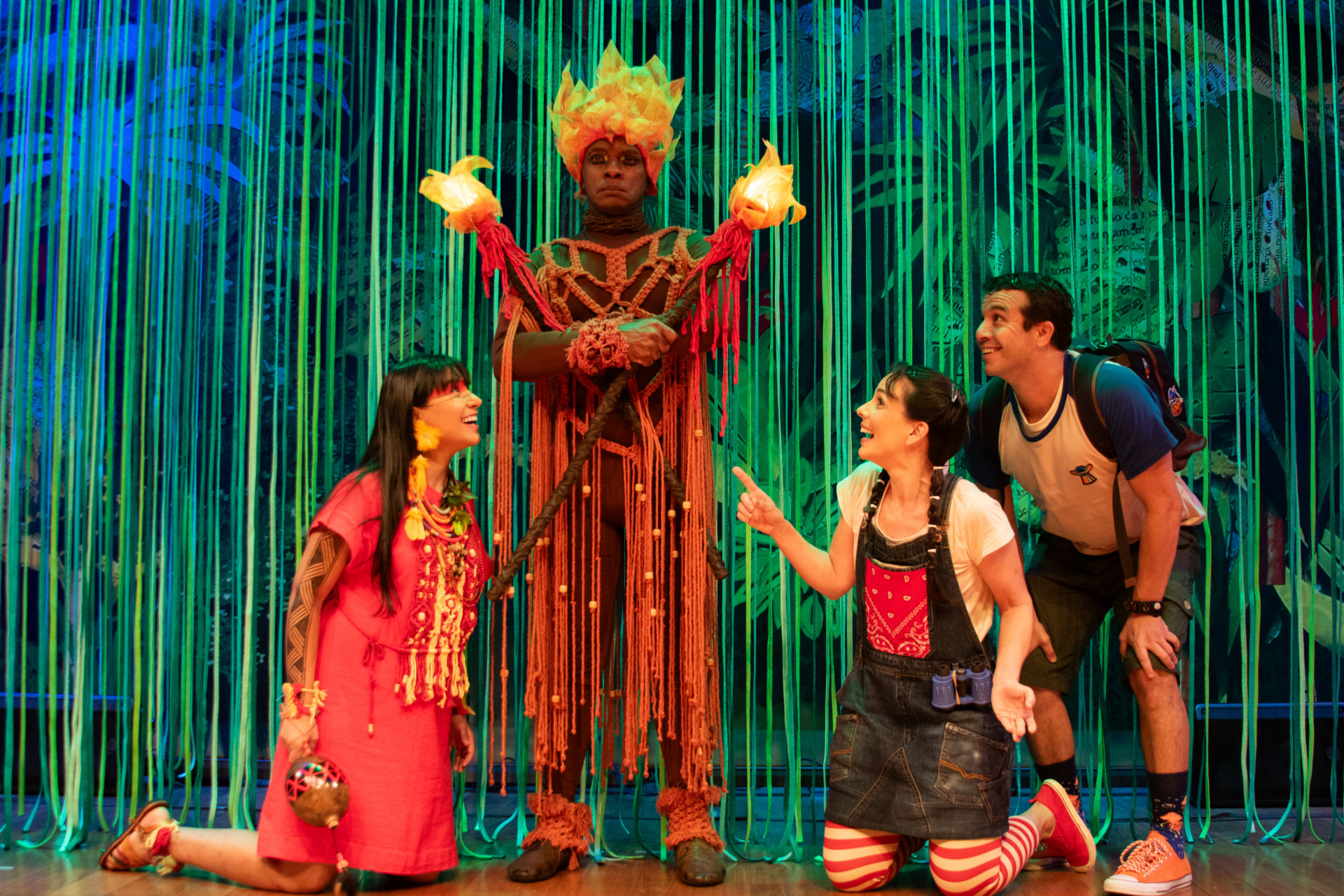 Miriam Freeland em cena no espetáculo 'Diário de Pilar na Amazônia' - Gal Oliveira / Divulgação