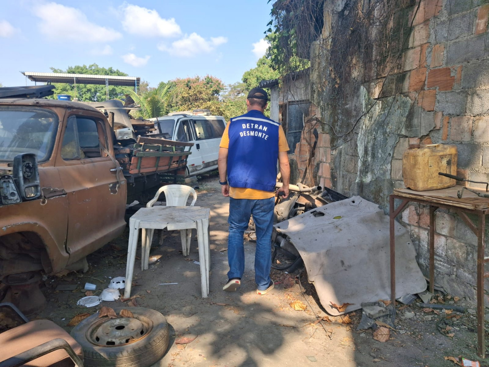 Ferro-velho irregular é interditado na Dutra em Nova Iguaçu