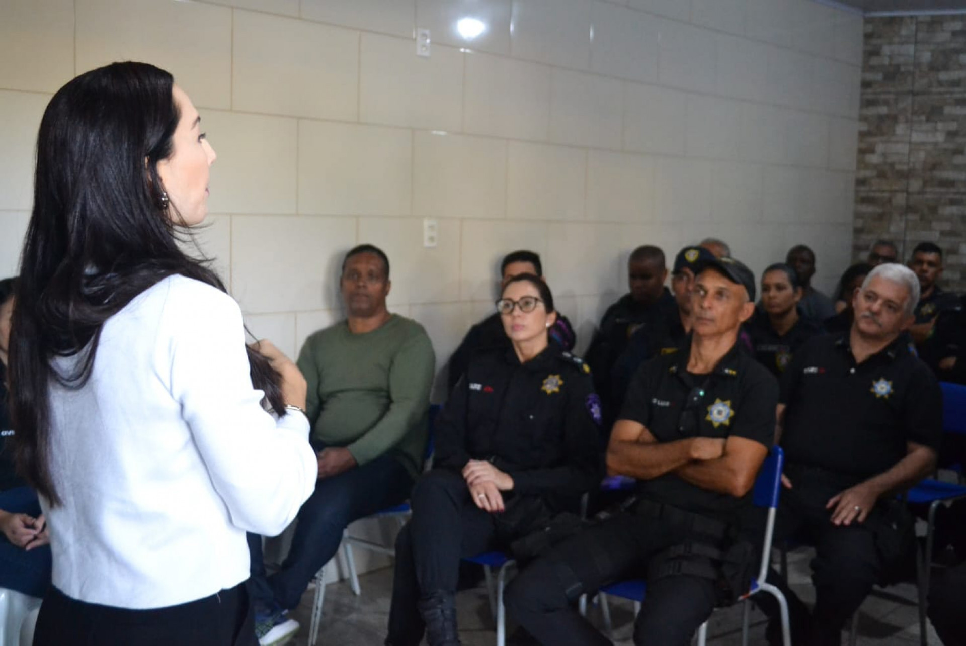 A delegada titular da DEAM de Meriti, Vanessa Martins (esq), foi uma das respons&aacute;veis pela capacita&ccedil;&atilde;o  - Elias Nic&aacute;cio/ PMSJM