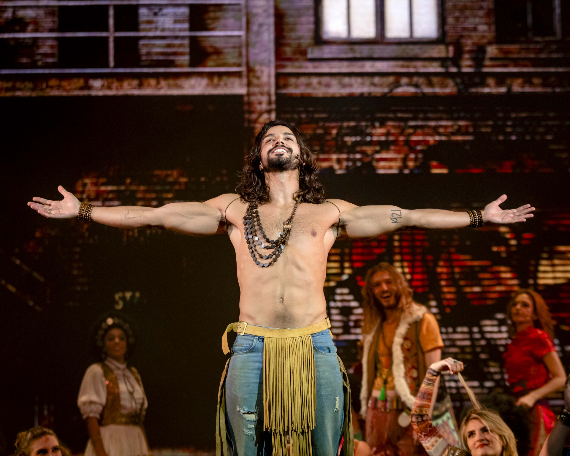 Rodrigo Simas no espetáculo musical 'Hair' - Caio Gallucci / Divulgação