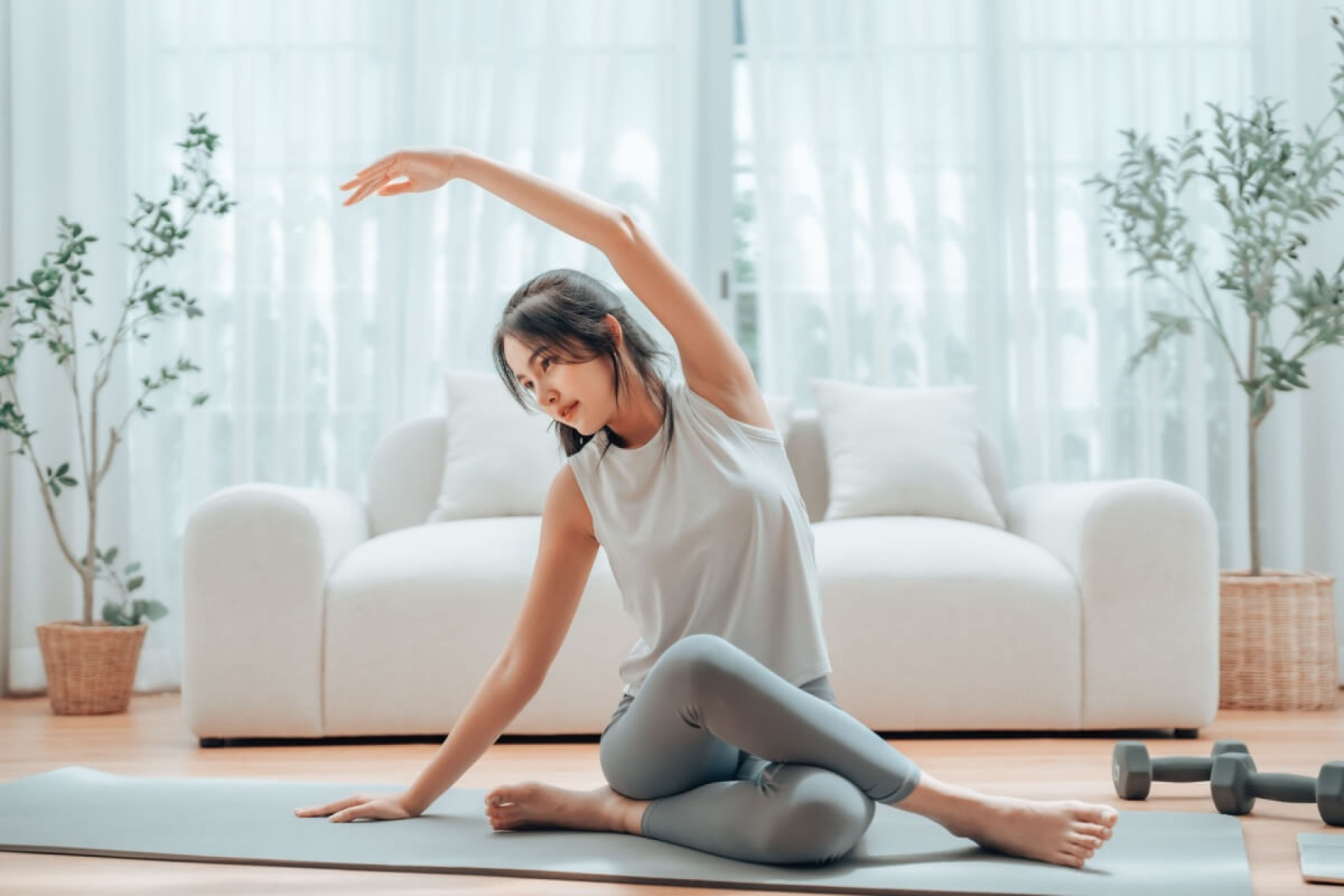 Praticar pilates em casa demanda cuidados específicos para garantir um treino seguro (Imagem: Monster Ztudio | Shutterstock)
