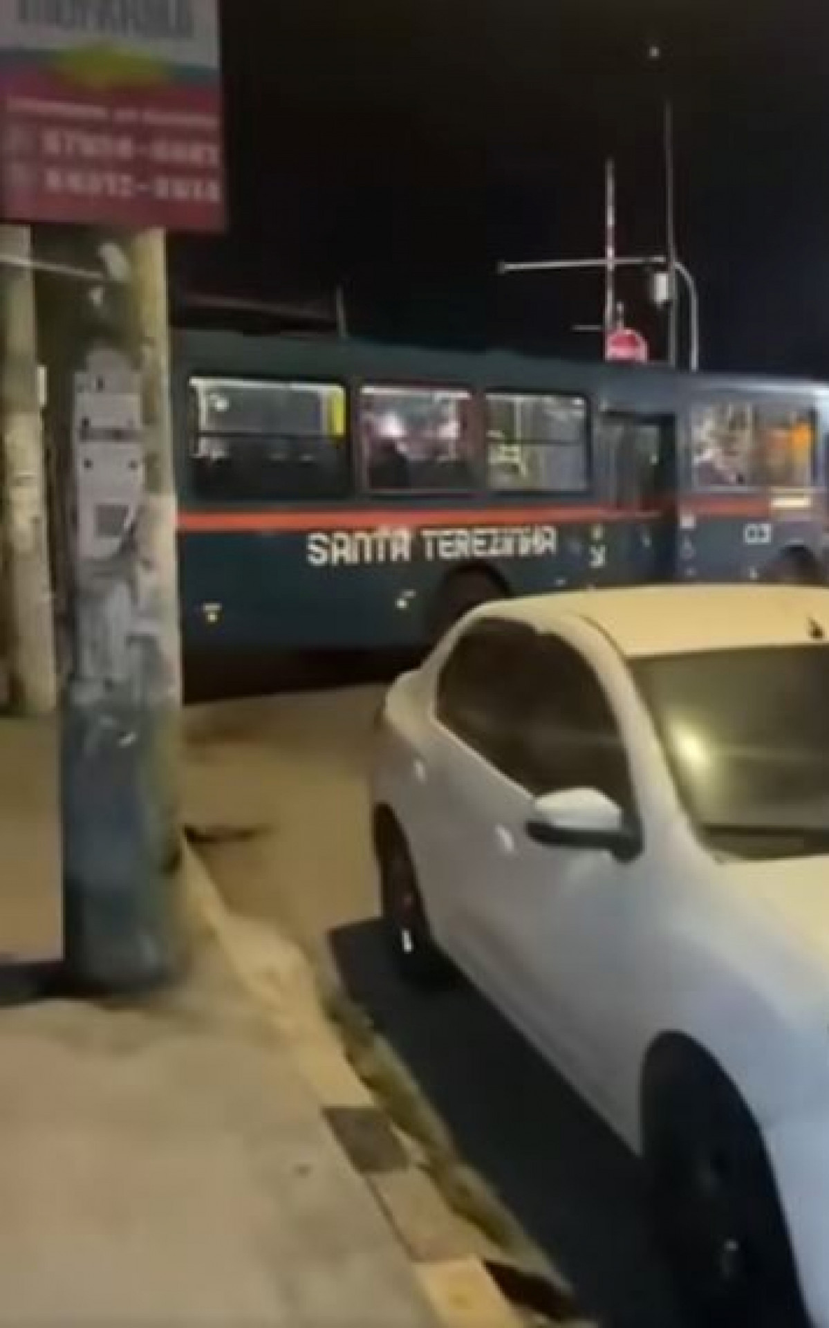 Ônibus foram usados como barricadas após morte de jovem em São João de Meriti - Rede Social