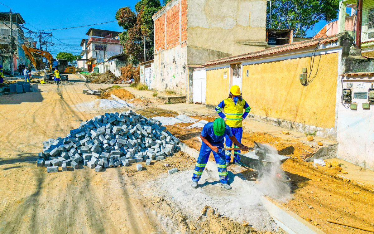 As obras também contempla a construção de calçadas com intertravados e a instalação de meios-fios