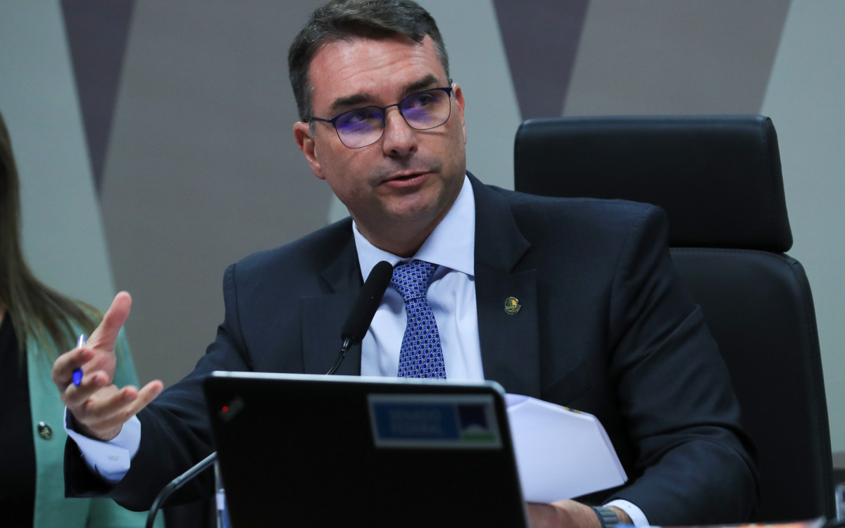 Flávio Bolsonaro Detona o STF: 'Farsa' e Acusações Graves Contra Moraes!