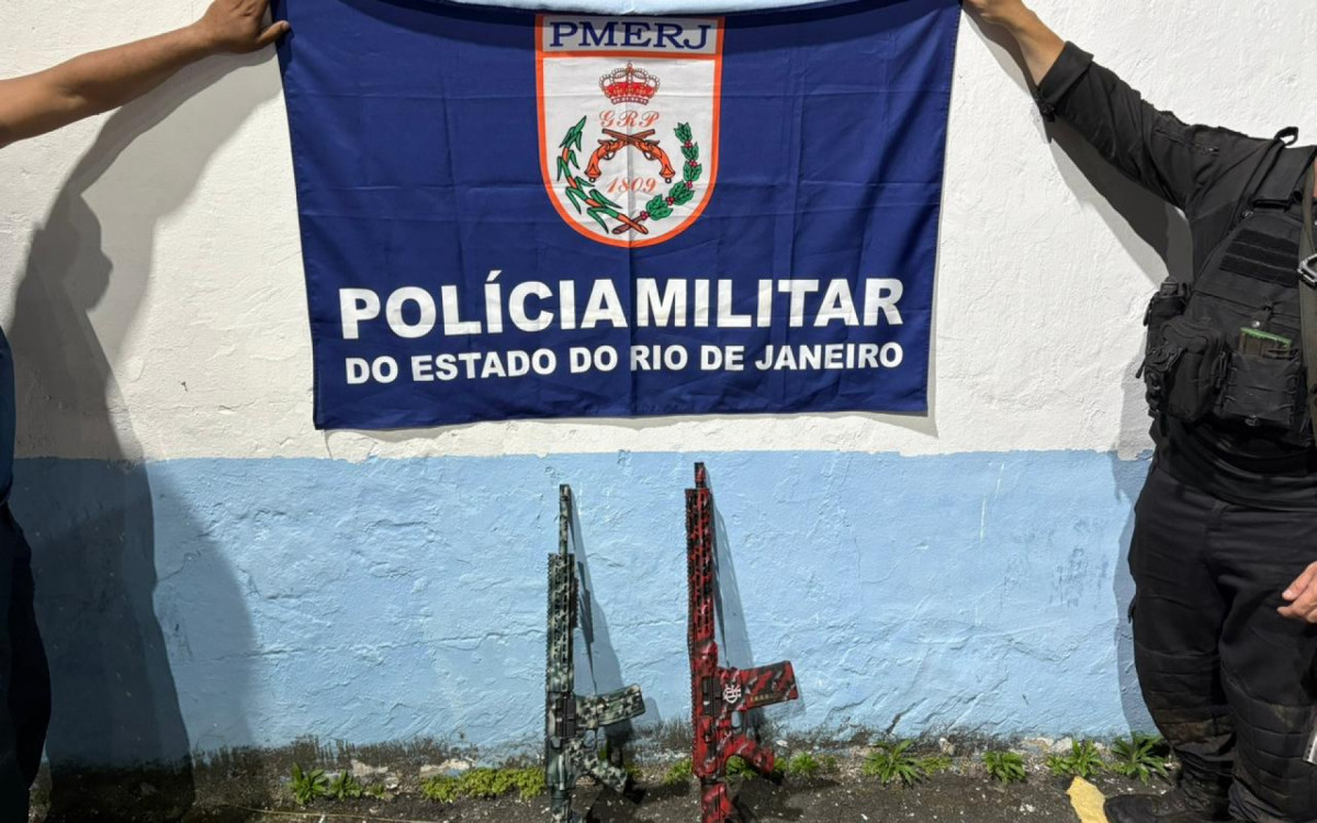 Fuzis utilizados pelos criminosos apreendidos durante a ação