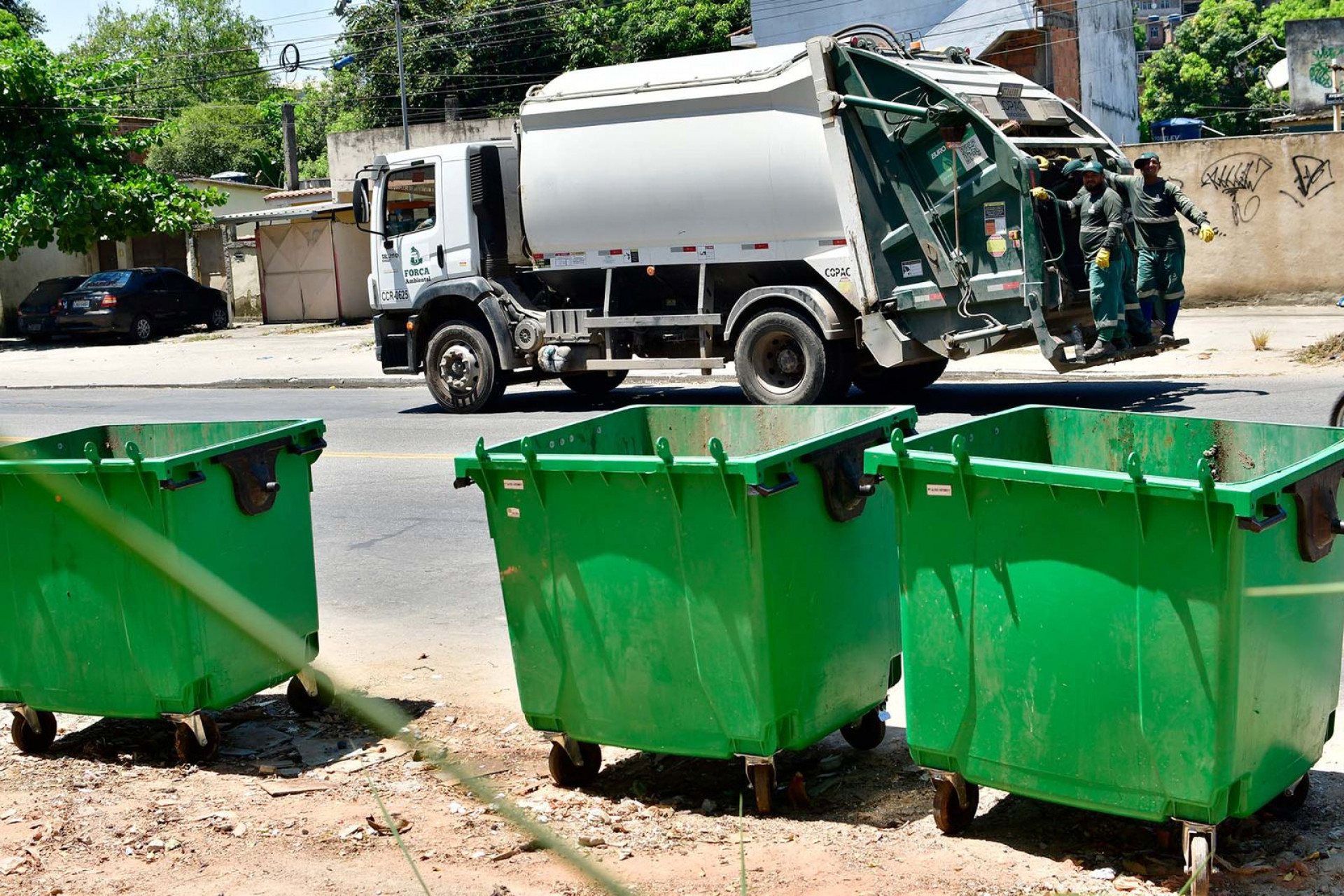 Diversas ca&ccedil;ambas foram espalhadas ao longo da Avenida Joaquim da Costa Lima para facilitar a coleta   - PMBR / Divulga&ccedil;&atilde;o