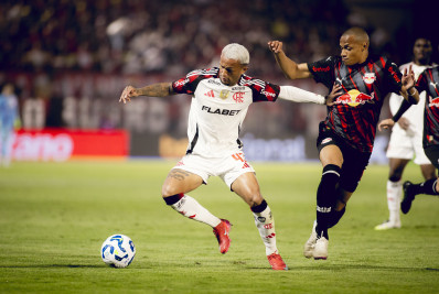 Flamengo vira sobre o Bragantino na reta final e encosta na liderança do Brasileirão