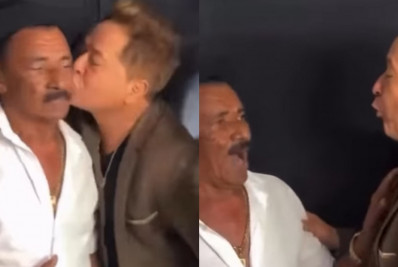 Leonardo beija comediante durante entrevista e gera confusão