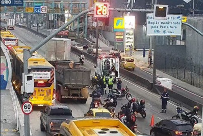 Colisão entre duas motos deixa dois feridos na Avenida Brasil
