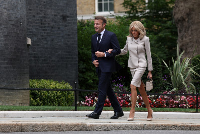 Casal Macron processa influenciadora por espalhar boato de que primeira-dama seria homem