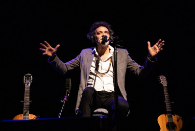 Paulinho Moska traz espetáculo ao Teatro Imperial com violões feitos a partir das madeiras do incêndio no Museu Nacional