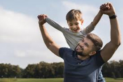 Dia dos Pais inspira homenagem a homens que apoiam companheiras e filhos pacientes do câncer