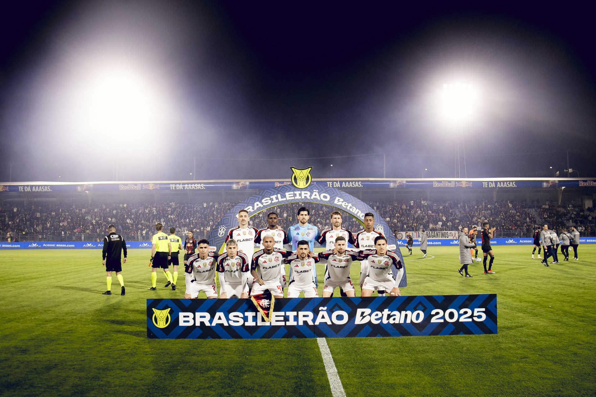 Jogadores do Flamengo posam para foto antes da partida contra o Bragantino - Adriano Fontes/Flamengo