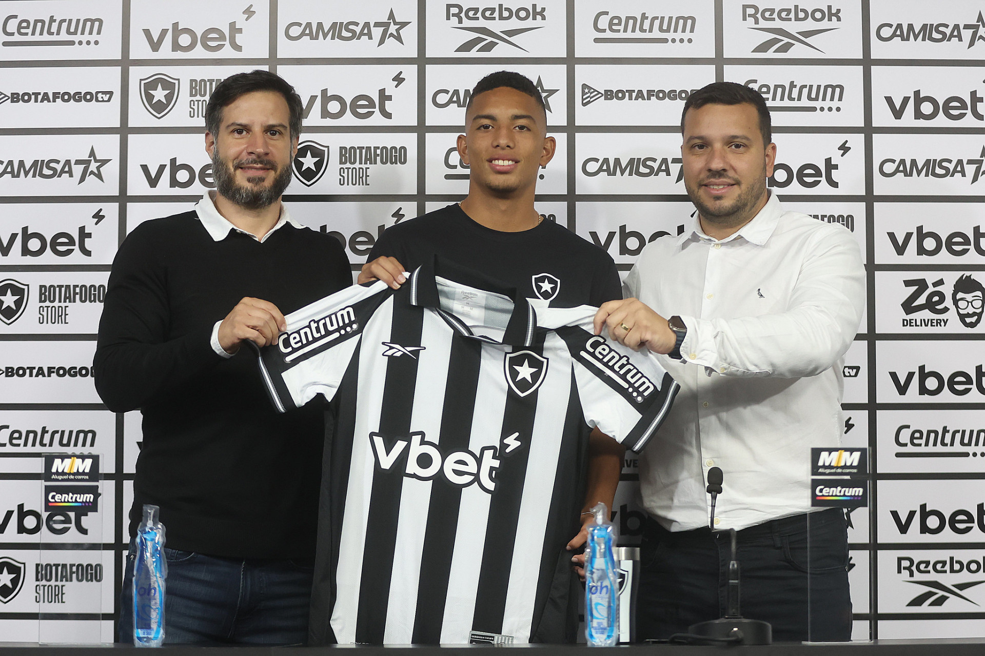 Dirigentes do Botafogo ao lado de Jordan Barrera - Vítor Silva/Botafogo