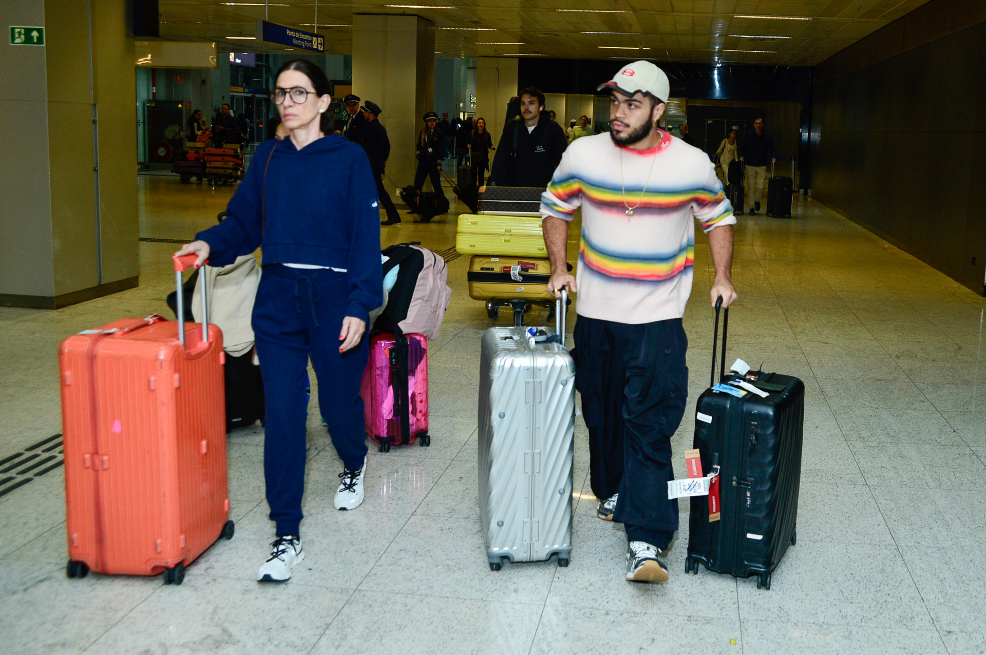 Flora Gil e Francisco Gil desembarcam no Brasil para vel&oacute;rio&nbsp;de Preta Gil - Eduardo Martins / Brazil News