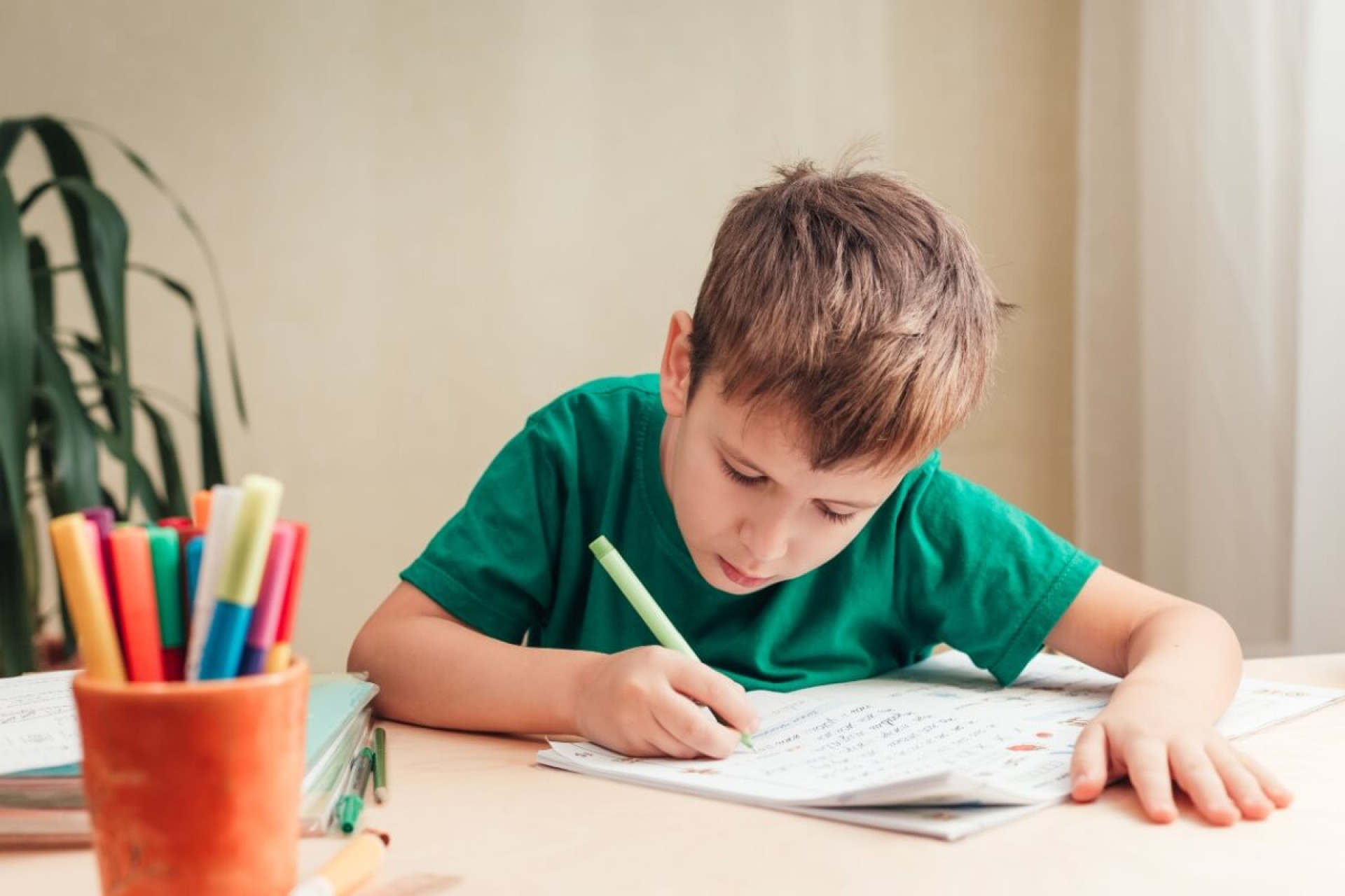 A escrita &agrave; m&atilde;o estimula &aacute;reas importantes do c&eacute;rebro e contribui para o desenvolvimento das crian&ccedil;as (Imagem: OlgaKhorkova | Shutterstock)