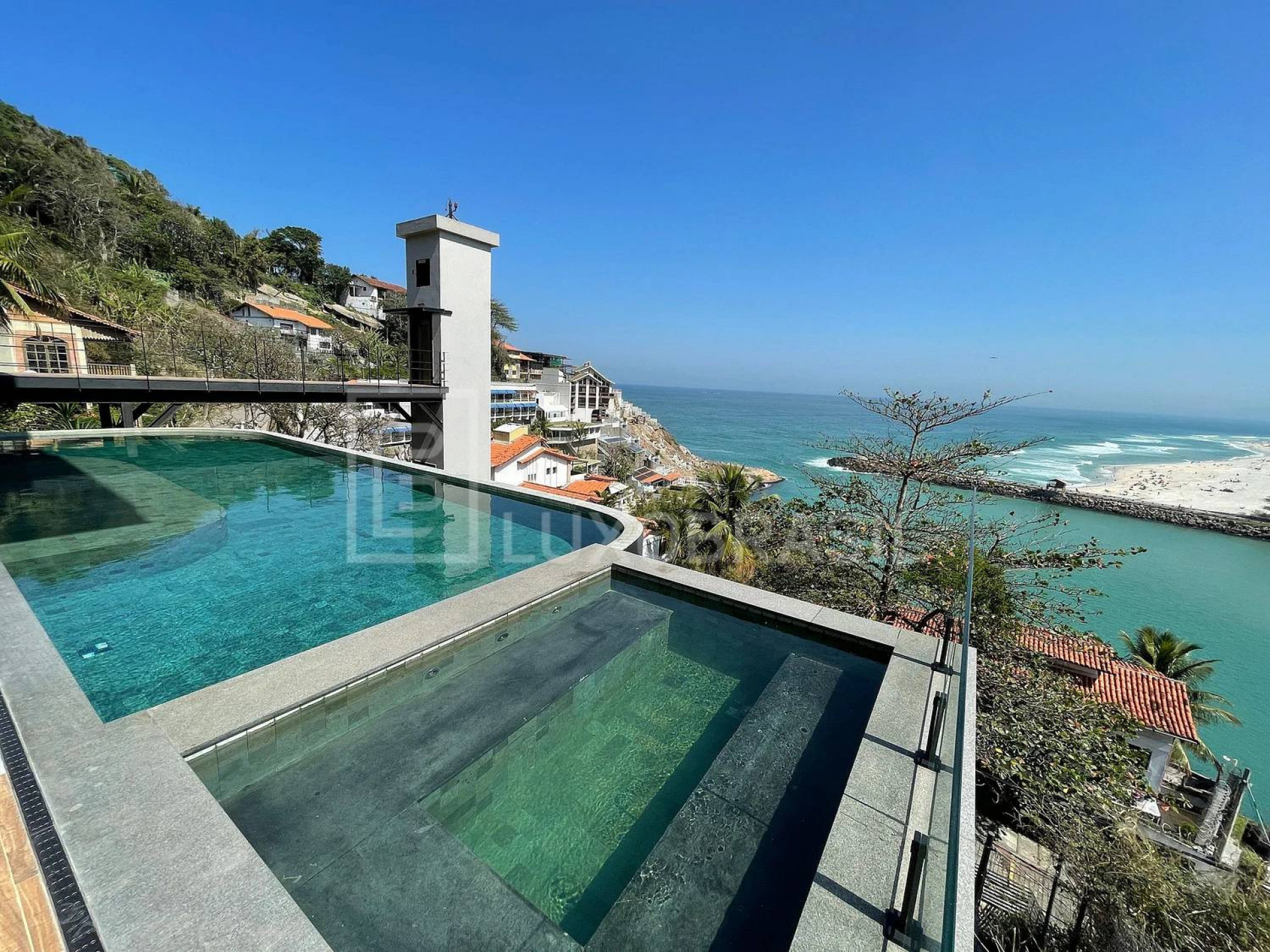 Mansão de Oruam tem piscina com borda infinita e vista para o mar - Divulgação/Imobiliária Luxo Brasil