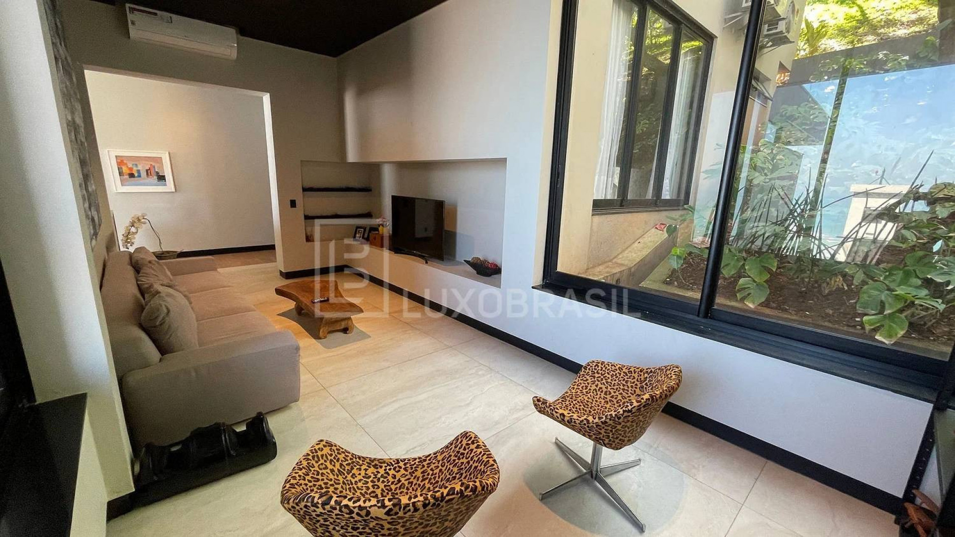 Uma das salas da mansão de Oruam - Divulgação/Imobiliária Luxo Brasil