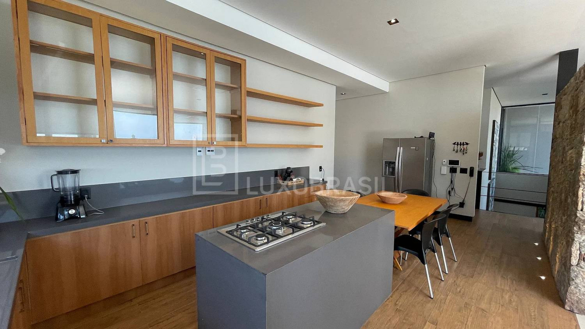 Um dos cômodos da casa de Oruam - Divulgação/Imobiliária Luxo Brasil