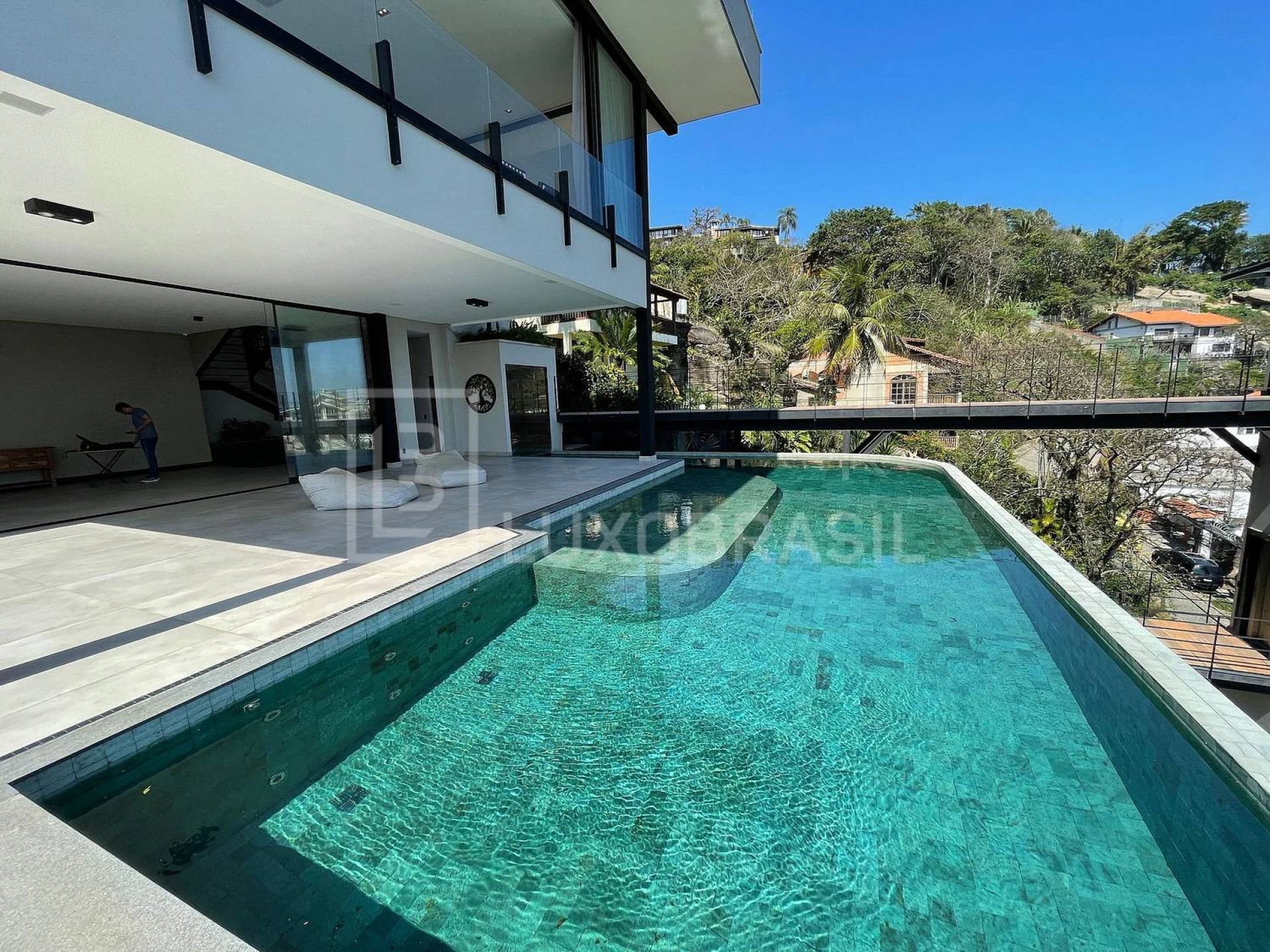 Mansão de Oruam tem piscina com borda infinita e vista para o mar - Divulgação/Imobiliária Luxo Brasil