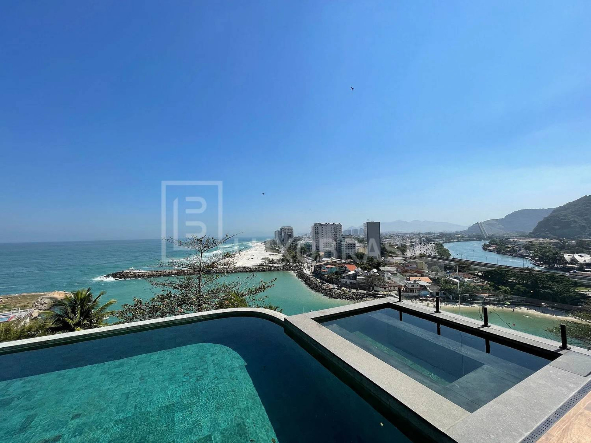 Mansão de Oruam tem piscina com borda infinita e vista para o mar - Divulgação/Imobiliária Luxo Brasil