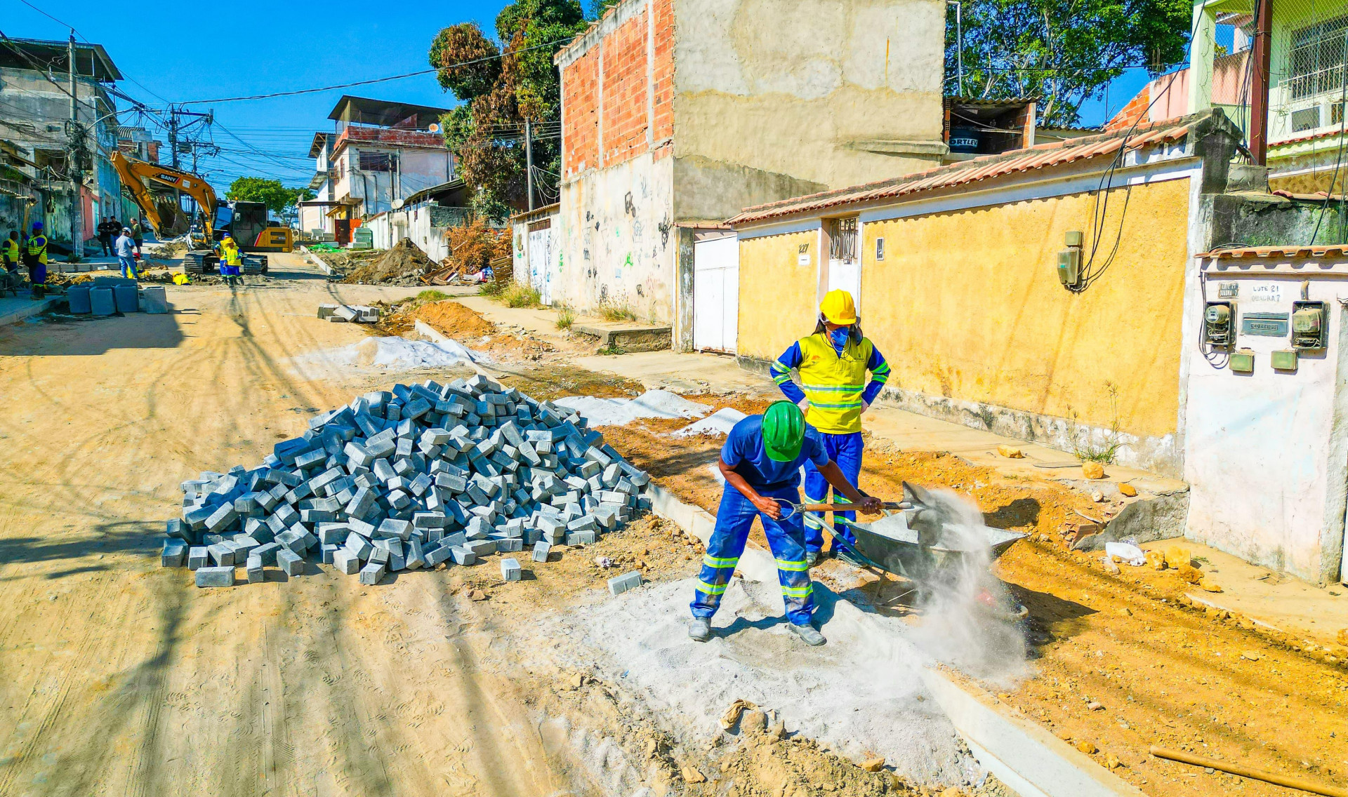 As obras tamb&eacute;m contempla a constru&ccedil;&atilde;o de cal&ccedil;adas com intertravados e a instala&ccedil;&atilde;o de meios-fios - Gilberto Rocha/ PMSJM