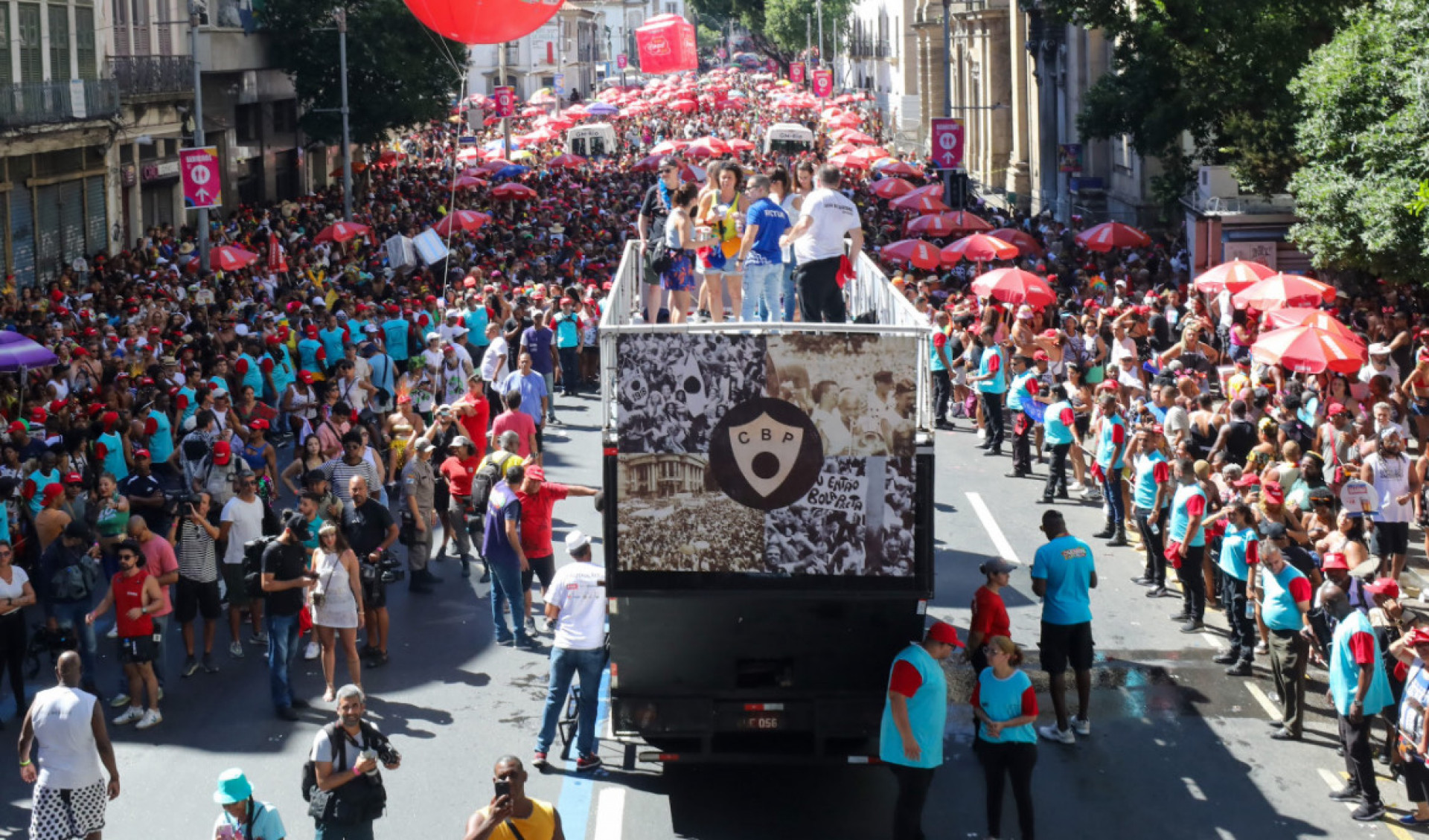 Bloco arrasta multidões aos carnavais - Rafael Campos