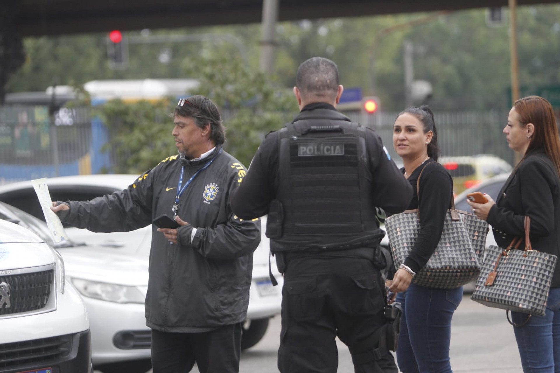Familiares e amigos de Túlio Maia estiveram no IML Afrânio Peixoto, no Centro, nesta quinta-feira (24) - Reginaldo Pimenta / Agência O Dia