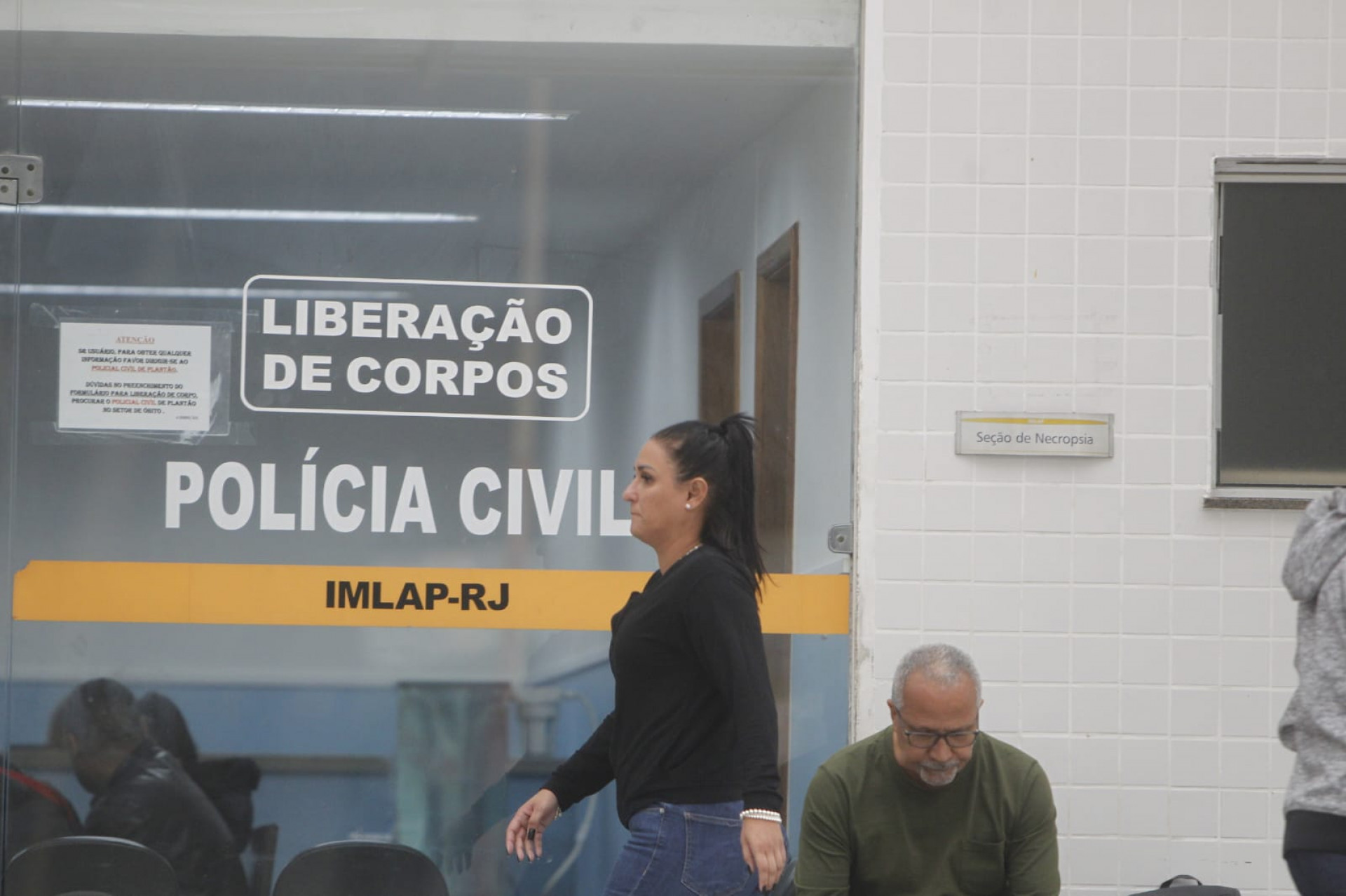 Familiares e amigos de Túlio Maia estiveram no IML Afrânio Peixoto, no Centro, nesta quinta-feira (24) - Reginaldo Pimenta / Agência O Dia