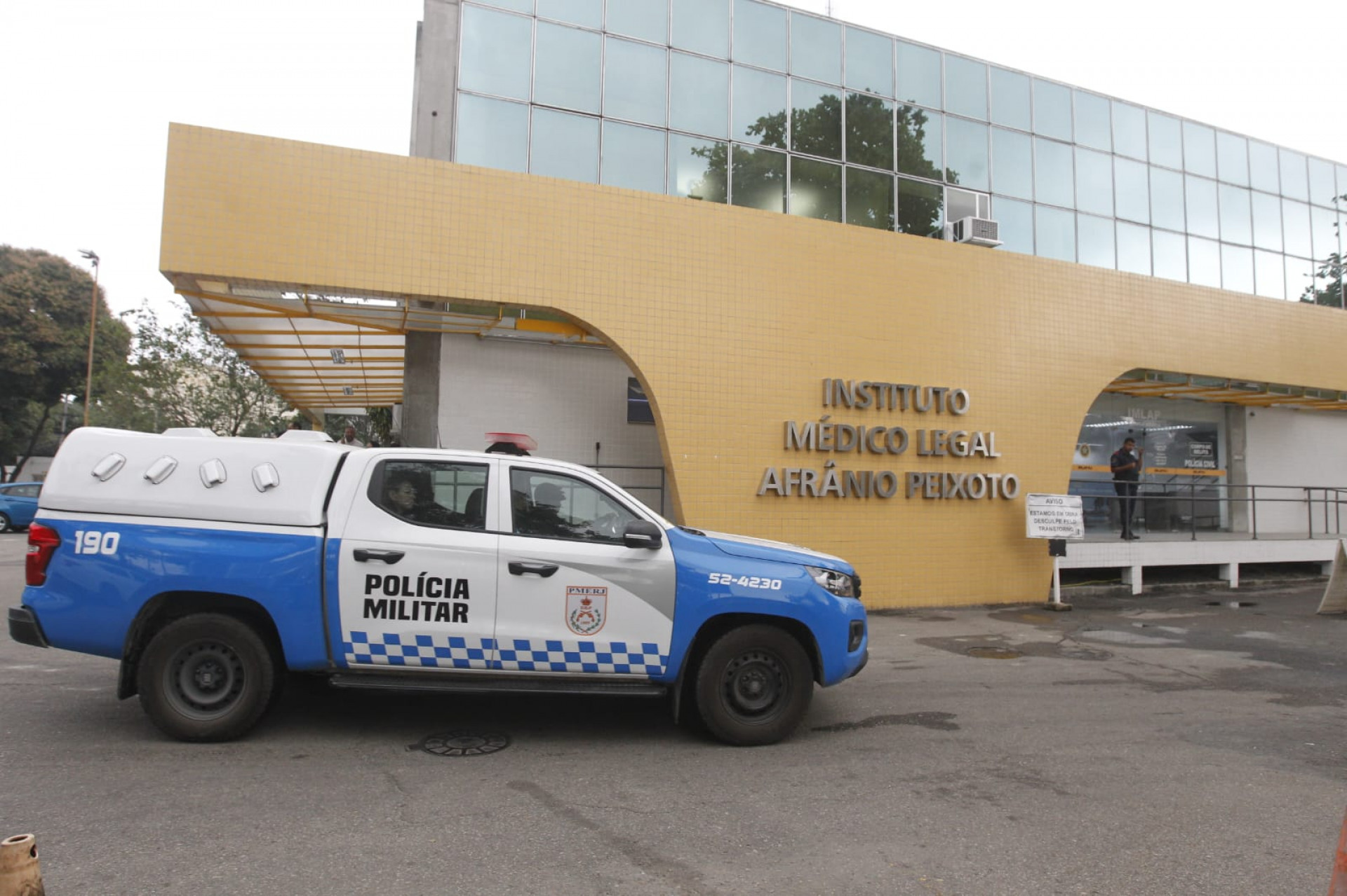 Familiares e amigos de Túlio Maia estiveram no IML Afrânio Peixoto, no Centro, nesta quinta-feira (24) - Reginaldo Pimenta / Agência O Dia