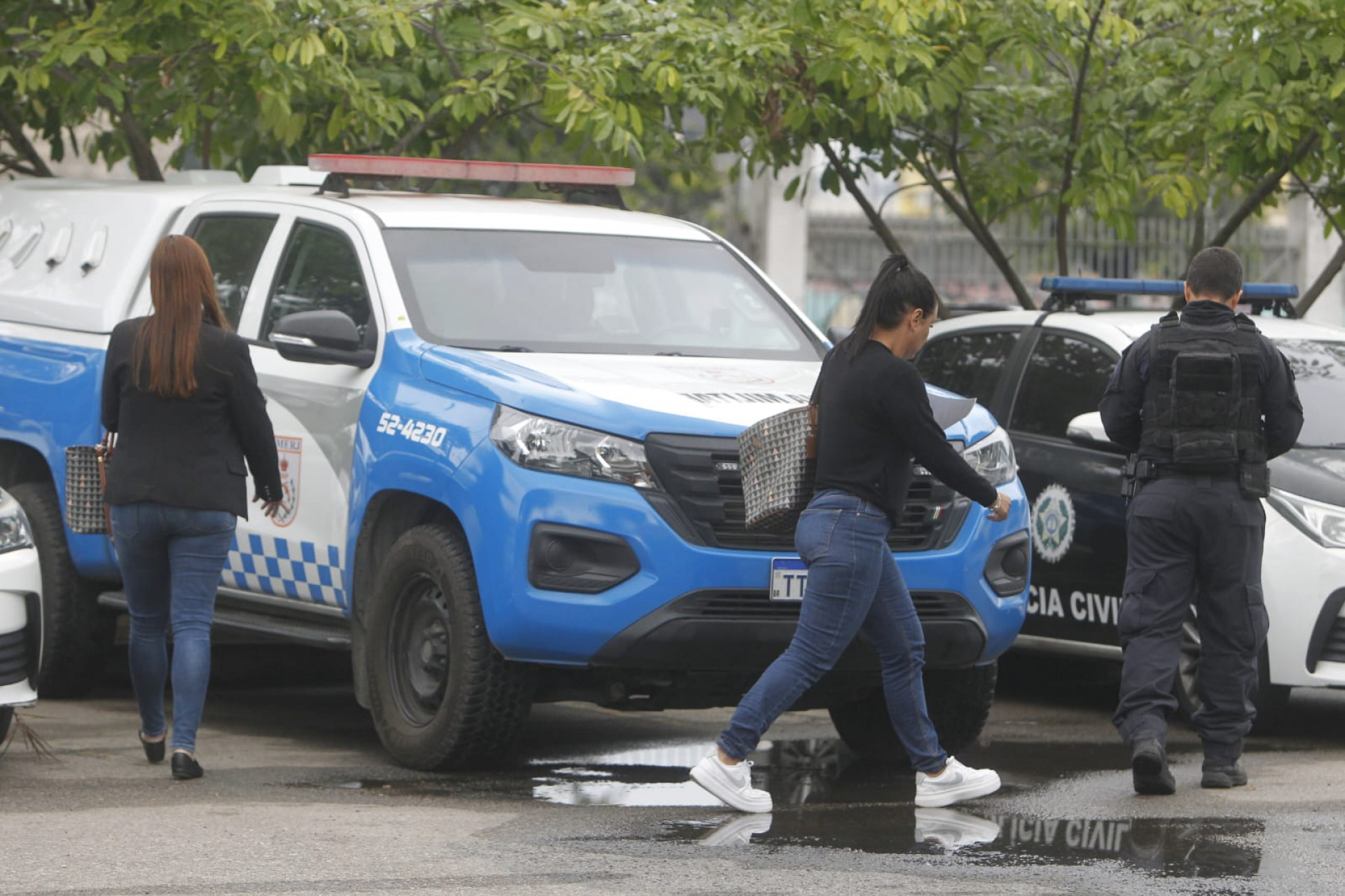 Familiares e amigos de Túlio Maia estiveram no IML Afrânio Peixoto, no Centro, nesta quinta-feira (24) - Reginaldo Pimenta / Agência O Dia