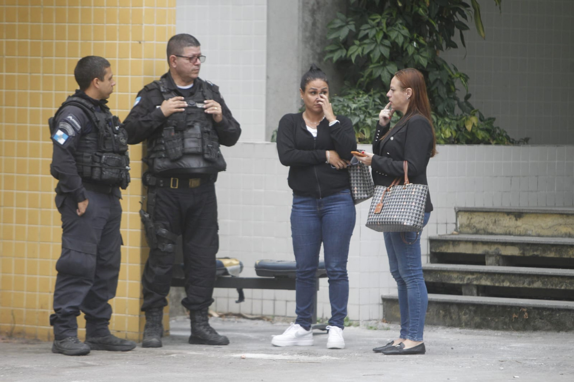 Familiares e amigos de Túlio Maia estiveram no IML Afrânio Peixoto, no Centro, nesta quinta-feira (24) - Reginaldo Pimenta / Agência O Dia
