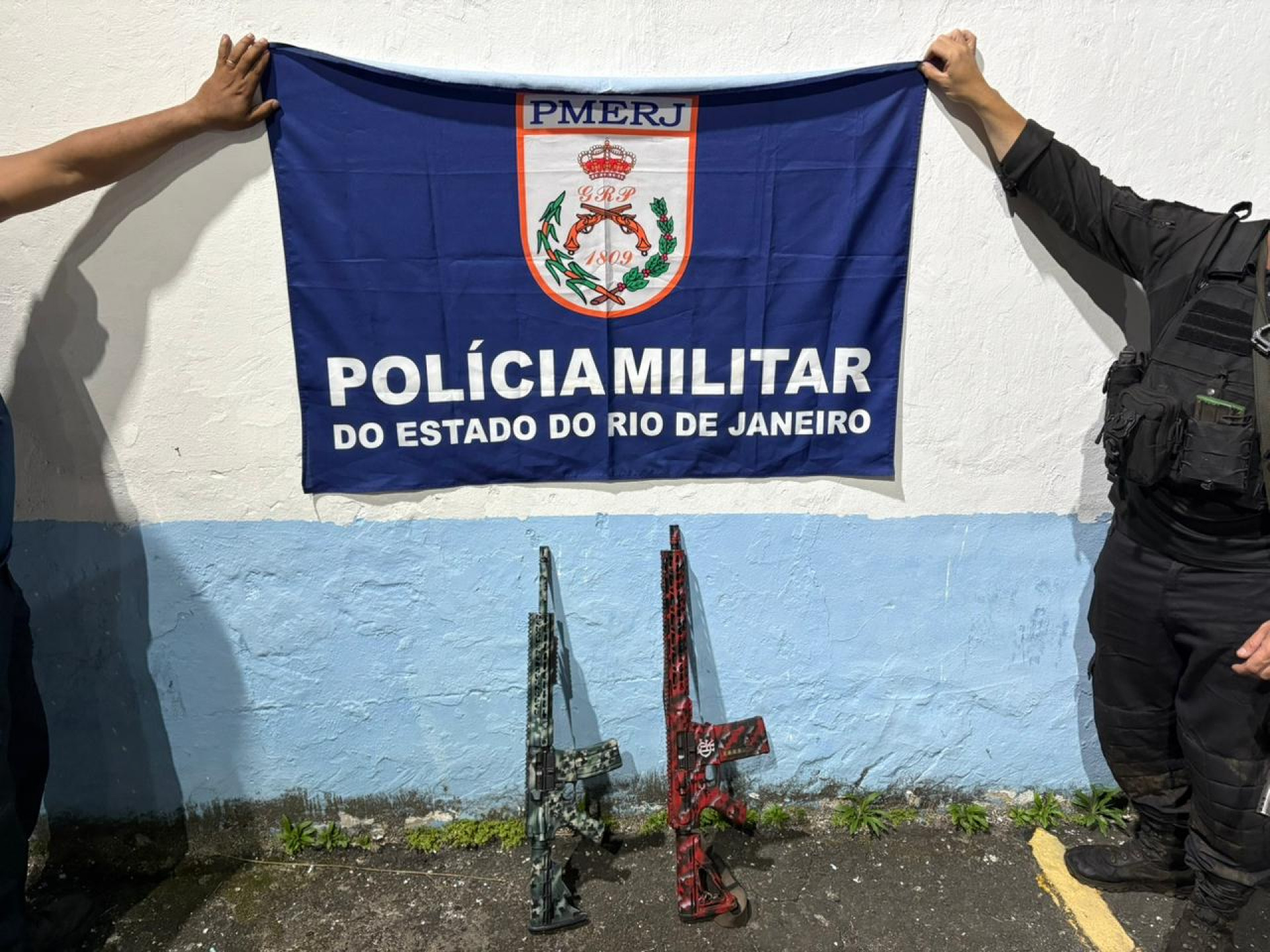 Fuzis apreendidos durante a ação - Reprodução