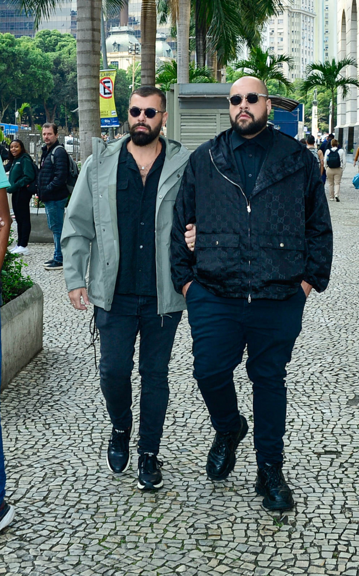 Tiago Abravanel e Fernando Poli chegam ao velório de Preta Gil