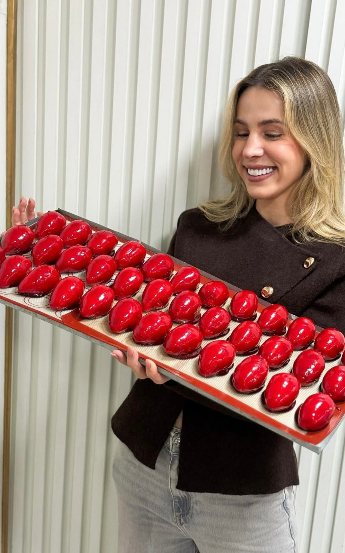 Marcelle Clark com produ&ccedil;&otilde;es do morango do amor da sua loja - Reprodu&ccedil;&atilde;o / Marcelle Clark