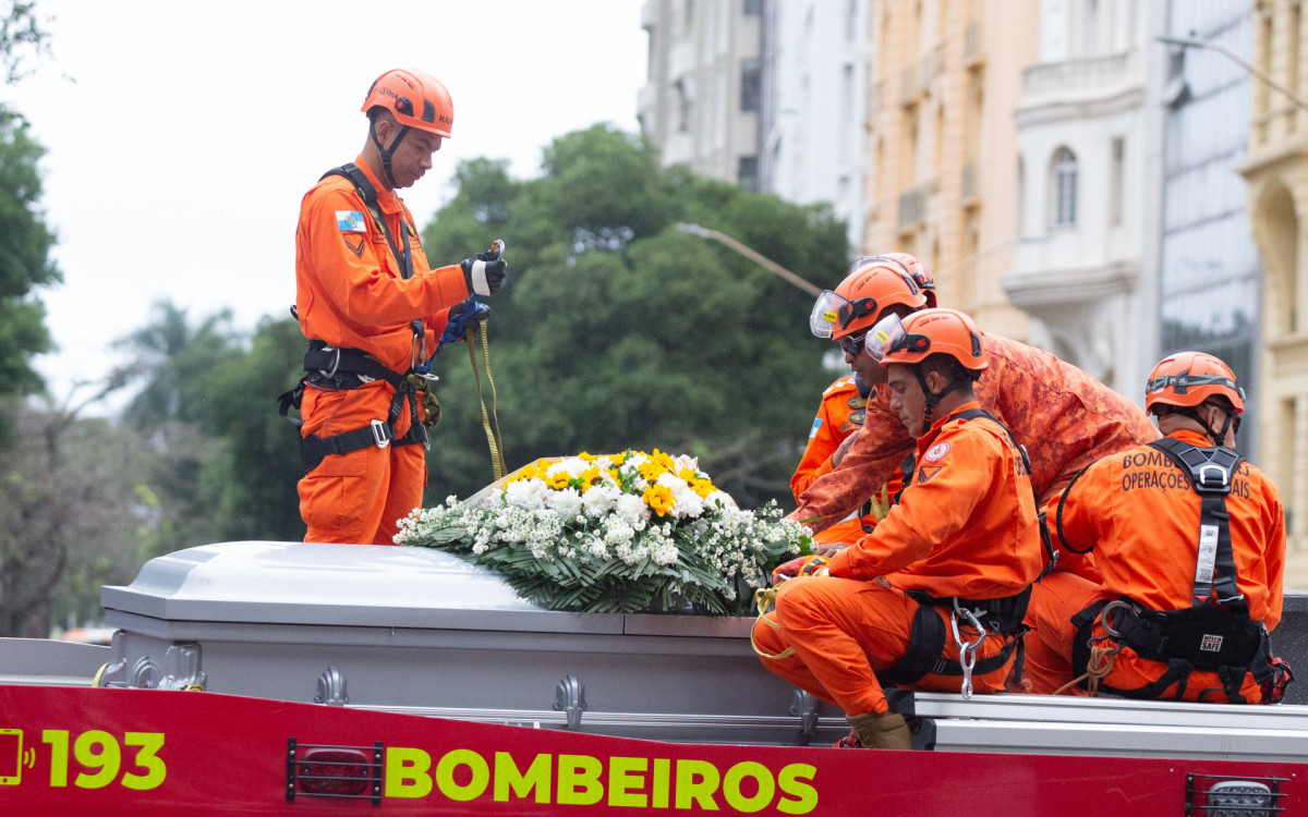 Familiares, amigos e fãs se despedem da cantora Preta Gil em um cortejo a caminho do cemiterio, nesta sexta-feira (25). - Érica Martin/Agência O Dia