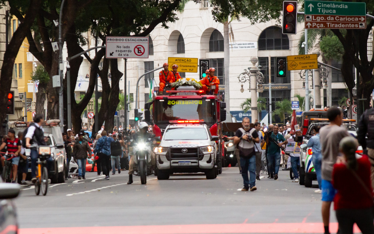 Familiares, amigos e fãs se despedem da cantora Preta Gil em cortejo a caminho do cemitério - Érica Martin/Agência O Dia