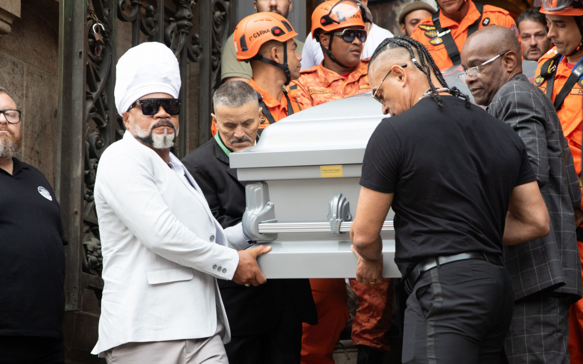 Familiares, amigos e fãs se despedem da cantora Preta Gil em velório no Theatro Municipal, no Rio de Janeiro, nesta sexta-feira (25), Na foto: Carlinhos Brown, amigo da cantora. - Érica martin/Agência O Dia