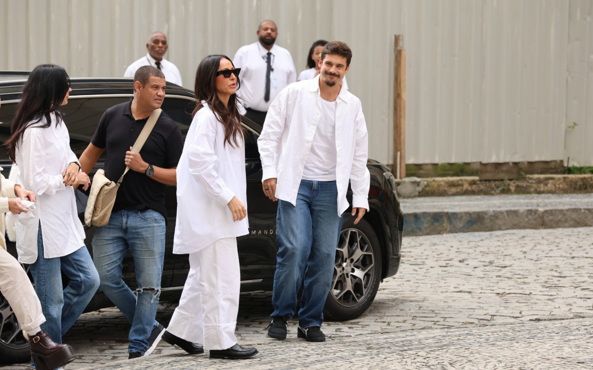 Sabrina Sato e Nicolas Prattes comparecem ao velório de Preta Gil