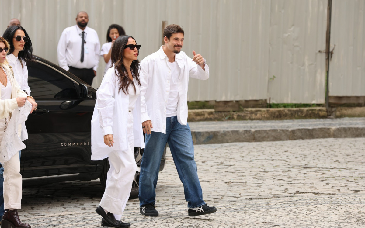 Sabrina Sato e Nicolas Prattes comparecem ao velório de Preta Gil