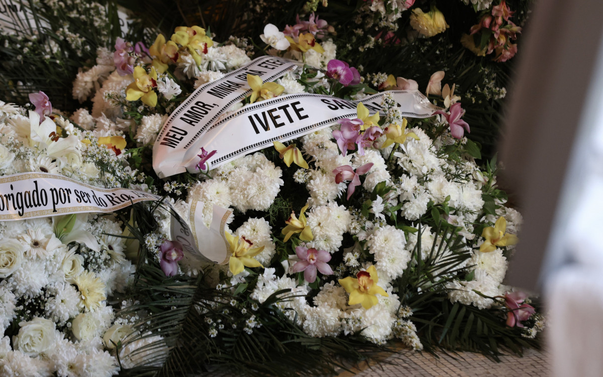 Ivete Sangalo envia coroa de flores ao velório de Preta Gil