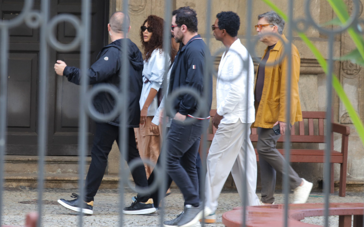 Taís Araujo chega ao velório de Preta Gil no Theatro Municipal do Rio de Janeiro