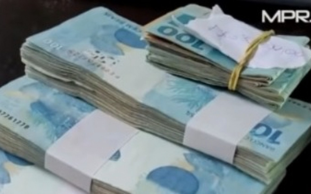 Dinheiro em esp&eacute;cie, em c&eacute;dulas de reais e d&oacute;lares, foram apreendidos na opera&ccedil;&atilde;o