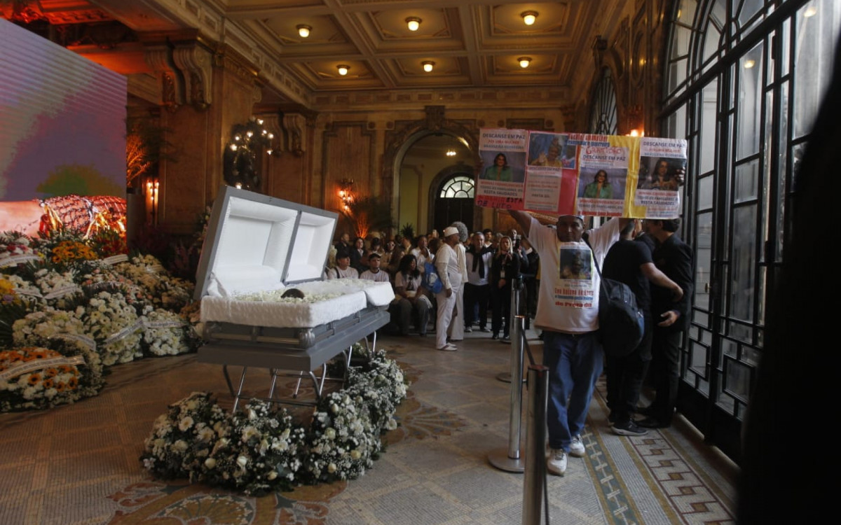 Antônio da Paz escreveu homenagens à cantora em um cartaz