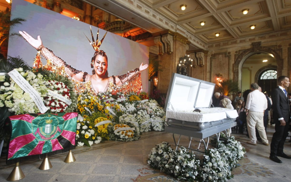 Bandeira da Mangueira foi colocada em frente às coroas de flores