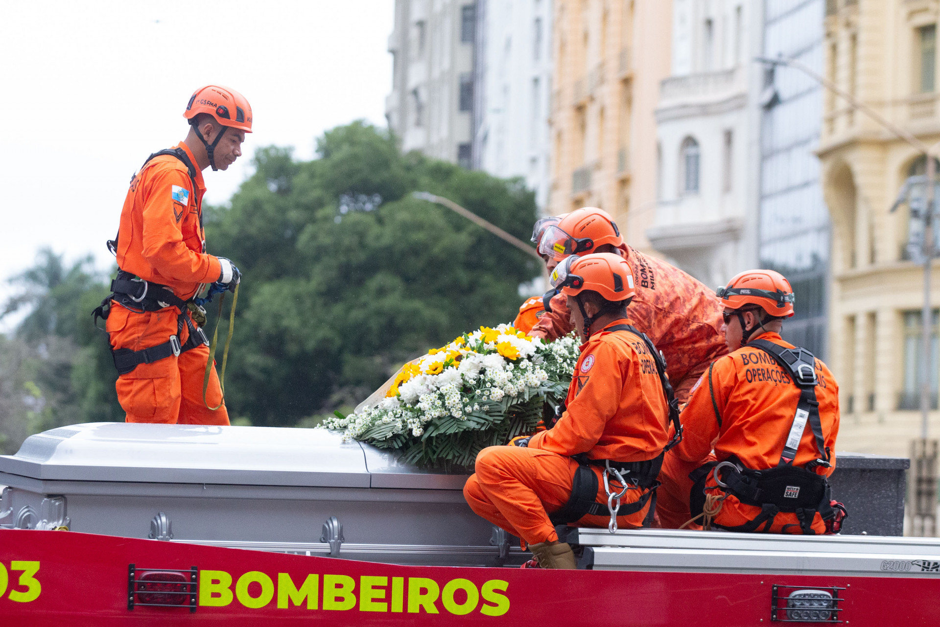 Corpo de Preta Gil seguiu em cortejo em cima de carro do Corpo de Bombeiros - Érica Martin/Agência O Dia