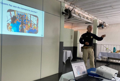 PRF realiza palestra em Sapucaia sobre transporte escolar