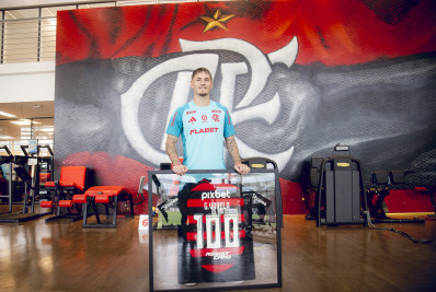 Varela é homenageado pelo Flamengo e responde sobre renovação